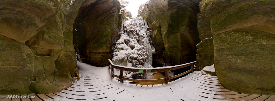 Play virtual tour - Great Waterfall in Winter
