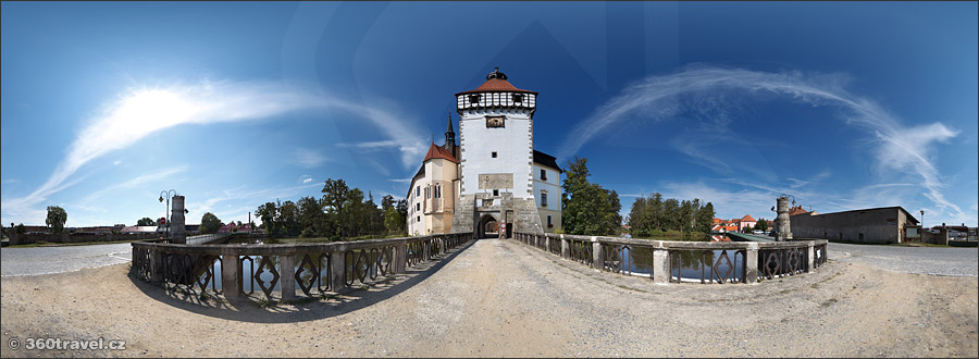 Play virtual tour - Entrance to the Chateau