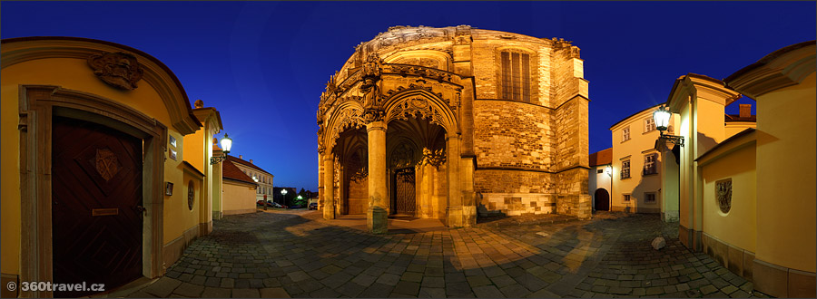 Play virtual tour - In Front Of The Cathedral