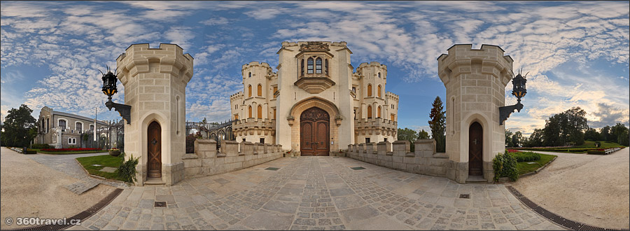Play virtual tour - Entrance to the Chateau