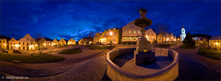 Play virtual tour - Square in the Night