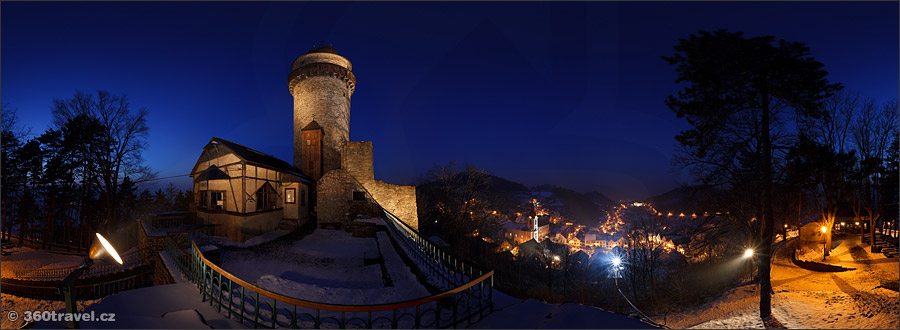 Play virtual tour - Castle in the Night